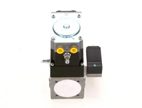 Bosch Gasarmatur, aus Metall, mit zwei gelben Anschlüssen und einem elektrischen Komponent auf der rechten Seite, von oben betrachtet.